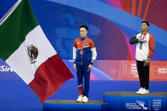 William Arroyo (d) de México, medalla de oro, y Victor Cantillano de Costa Rica, medalla de plata, posan por la categoría Taekwondo Poomsae Tradicional Masculino, durante los XXV Juegos Centroamericanos y del Caribe Santo Domingo 2026, este sábado en Santo Domingo (República Dominicana). EFE/ Orlando Barría
