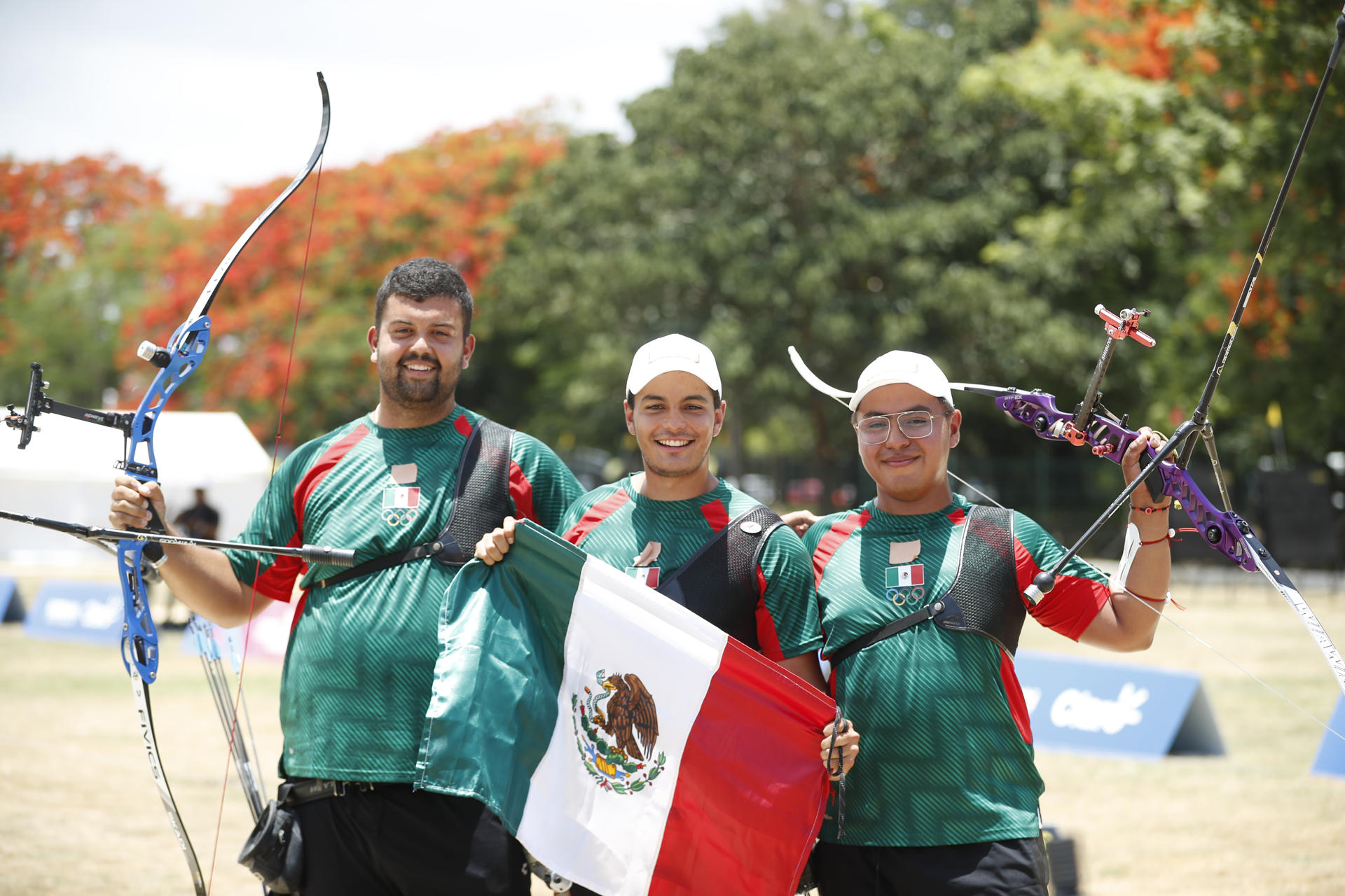 Matías Grande (c), Raúl Rodríguez (d) y Francisco Padilla de México posan este sábado, al ganar medalla de oro en la modalidad de equipo masculino de arco recurvo durante los XXV Juegos Centroamericanos y del Caribe Santo Domingo 2026, en Santo Domingo (República Dominicana). EFE/ Rodrigo Sura