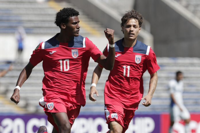 El diez Didier Reinoso celebra el gol que ha sellado este sábado la superioridad de la selección sub-20 de Cuba sobre la de El Salvador en el campeonato clasificatorio para los Juegos Olímpicos e Los Ángeles 2028 que se juega en la ciudad mexicana de Puebla. EFE/ Hilda Ríos
