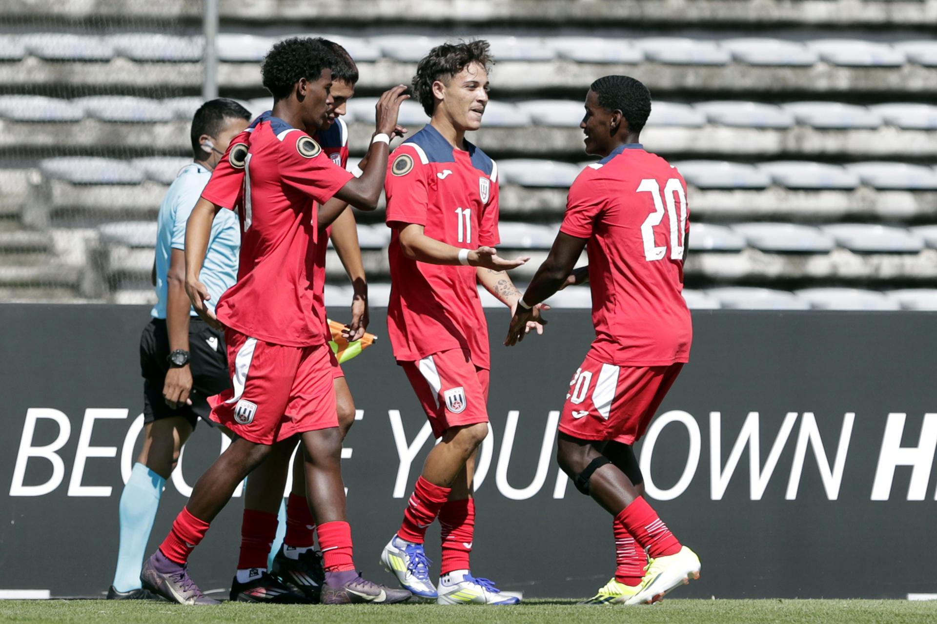 Jugadores de la selección sub-20 de Cuba celebran este sábado la goleada por 3-0 sobre la de sobre la de El Salvador en el campeonato clasificatorio para los Juegos Olímpicos e Los Ángeles 2028 que se juega en la ciudad mexicana de Puebla.  EFE/ Hilda Ríos
 
MEX8463. PUEBLA (MÉXICO), 25/07/2026.- Jugadores de Cuba celebran un gol este sábado, en un partido del Campeonato Sub-20 de la Concacaf entre Cuba y El Salvador, en el estadio Universitario en Puebla (México). EFE/ Hilda Ríos
