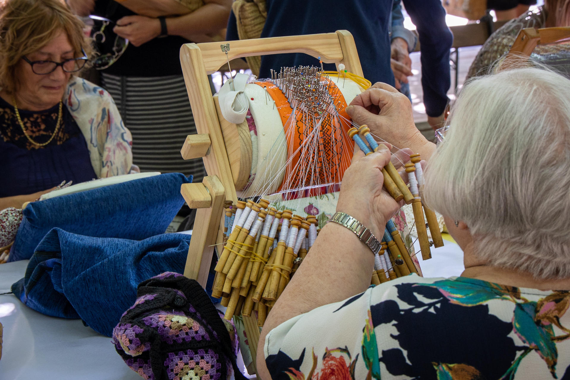 Unas 170 encajeras de diferentes comunidades autónomas participan este sábado en la localidad riojana de Fuenmayor en un encuentro nacional de Encajeras dentro de la tradicional, XXXIII Feria de Artesanía y Vino. EFE/Raquel Manzanares