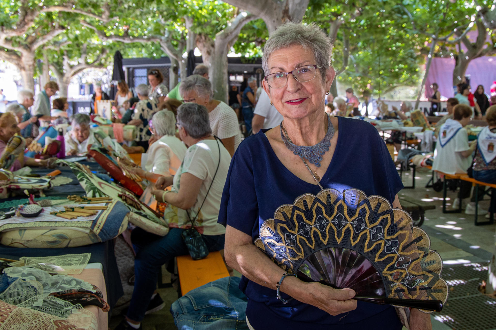 Unas 170 encajeras de diferentes comunidades autónomas participan este sábado en la localidad riojana de Fuenmayor en un encuentro nacional de Encajeras dentro de la tradicional, XXXIII Feria de Artesanía y Vino. EFE/Raquel Manzanares