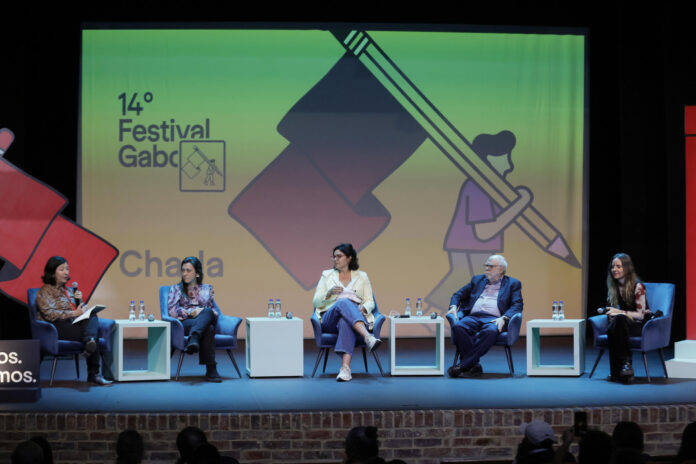(De i a d) la directora del Centro Latinoamericano de Investigación Periodística (CLIP), María Teresa Ronderos; la gerente de Programa y líder de Participación de JournalismAI, Ana Paula Valacco; la directora ejecutiva de Maldita.es, Clara Jiménez Cruz; el director del Centro Knight para el Periodismo en las Américas de la Universidad de Texas, Rosental Calmon Alves, y la periodista independiente Juanita Vélez fueron captados este 25 de julio, durante la charla ‘dIA a dIA. La inteligencia artificial en nuestra cotidianidad‘, en desarrollo del XIV Festival Gabo de Periodismo, en Bogotá (Colombia). EFE/Carlos Ortega
