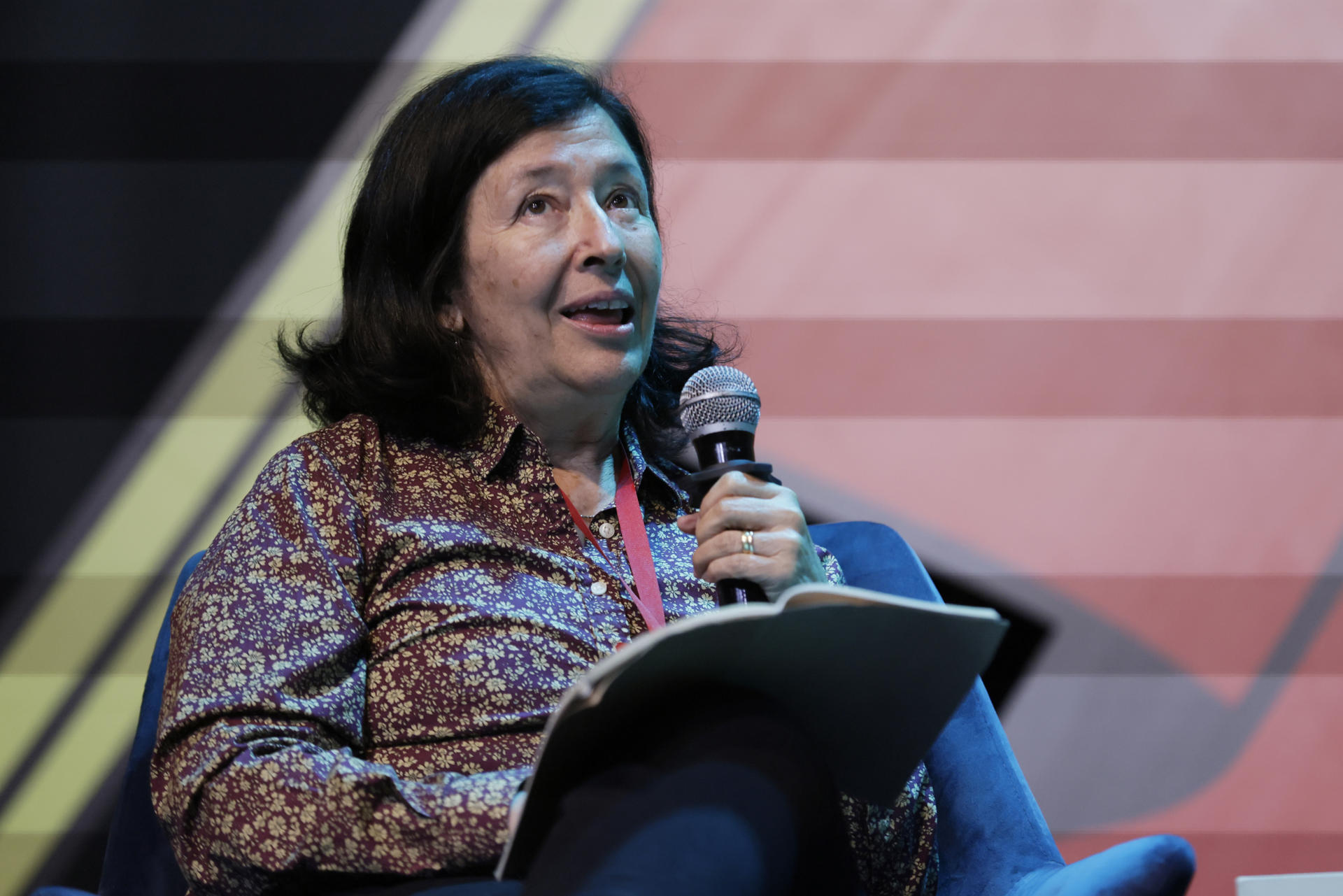 La directora del Centro Latinoamericano de Investigación Periodística (CLIP), María Teresa Ronderos, fue captada este 25 de julio, al intervenir en la charla ‘dIA a dIA. La inteligencia artificial en nuestra cotidianidad‘, durante el XIV Festival Gabo de Periodismo, en Bogotá (Colombia). EFE/Carlos Ortega