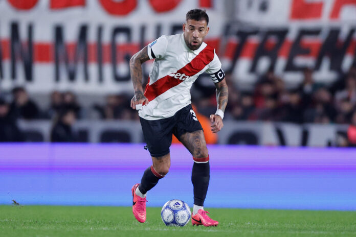 Nicolás Otamendi, de River Plate, controla el balón en un partido de la Liga Argentina entre River Plate y Barracas Central en el estadio Monumental en Buenos Aires (Argentina). EFE/ Juan Ignacio Roncoroni
