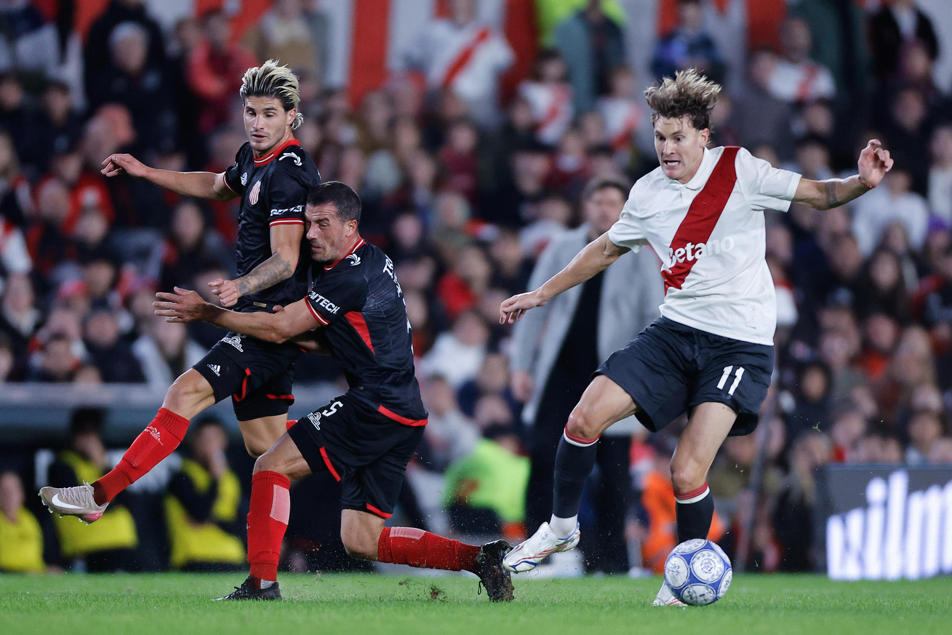 Facundo Colidio (d), de River Plate, disputa el balón con Dardo Miloc (c) y Rodrigo Insúa, de Barracas Central, en un partido de la Liga Argentina entre River Plate y Barracas Central en el estadio Monumental en Buenos Aires (Argentina). EFE/ Juan Ignacio Roncoroni
