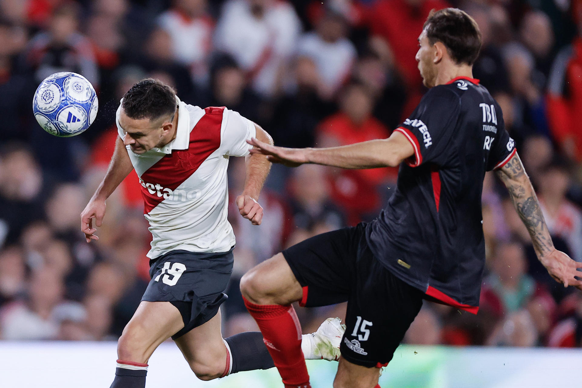 Rafael Santos Borré (i), de River Plate, disputa el balón con Yonatthan Rak, de Barracas Central, en un partido de la Liga Argentina entre River Plate y Barracas Central en el estadio Monumental en Buenos Aires (Argentina). EFE/ Juan Ignacio Roncoroni

