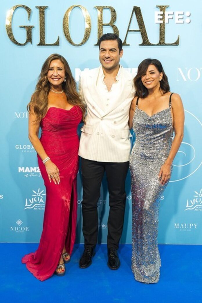 María Bravo (i), el cantante Carlos Rivera y Eva Longoria, posan para los medios a su llegada a la XV Gala Global Gift que se ha celebrado este sábado en un conocido hotel de Marbella, Málaga. EFE / Juan Carlos Domínguez.
