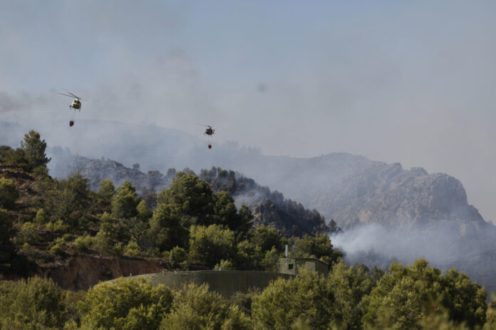 Vista del incendio de La Vall d'Uixò (Castellón), este sábado. EFE/ Manuel Bruque
