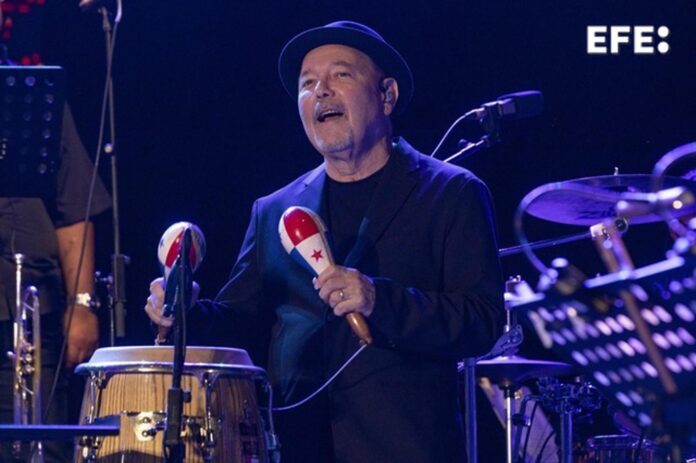 El músico y cantante panameño Rubén Blades durante el concierto que ha ofrecido este sábado dentro del marco del Festival La Mar de Músicas en el Auditorio Paco Martín de Cartagena. EFE/Marcial Guillén
