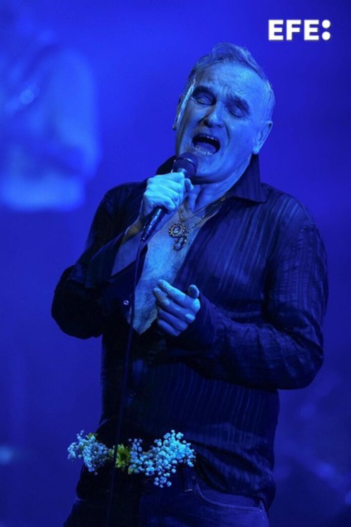 El cantante y compositor británico Morrissey durante el concierto que ha ofrecido este sábado en el Barts Festival que se celebra en el Poble Espanyol de Barcelona. EFE / Enric Fontcuberta.
