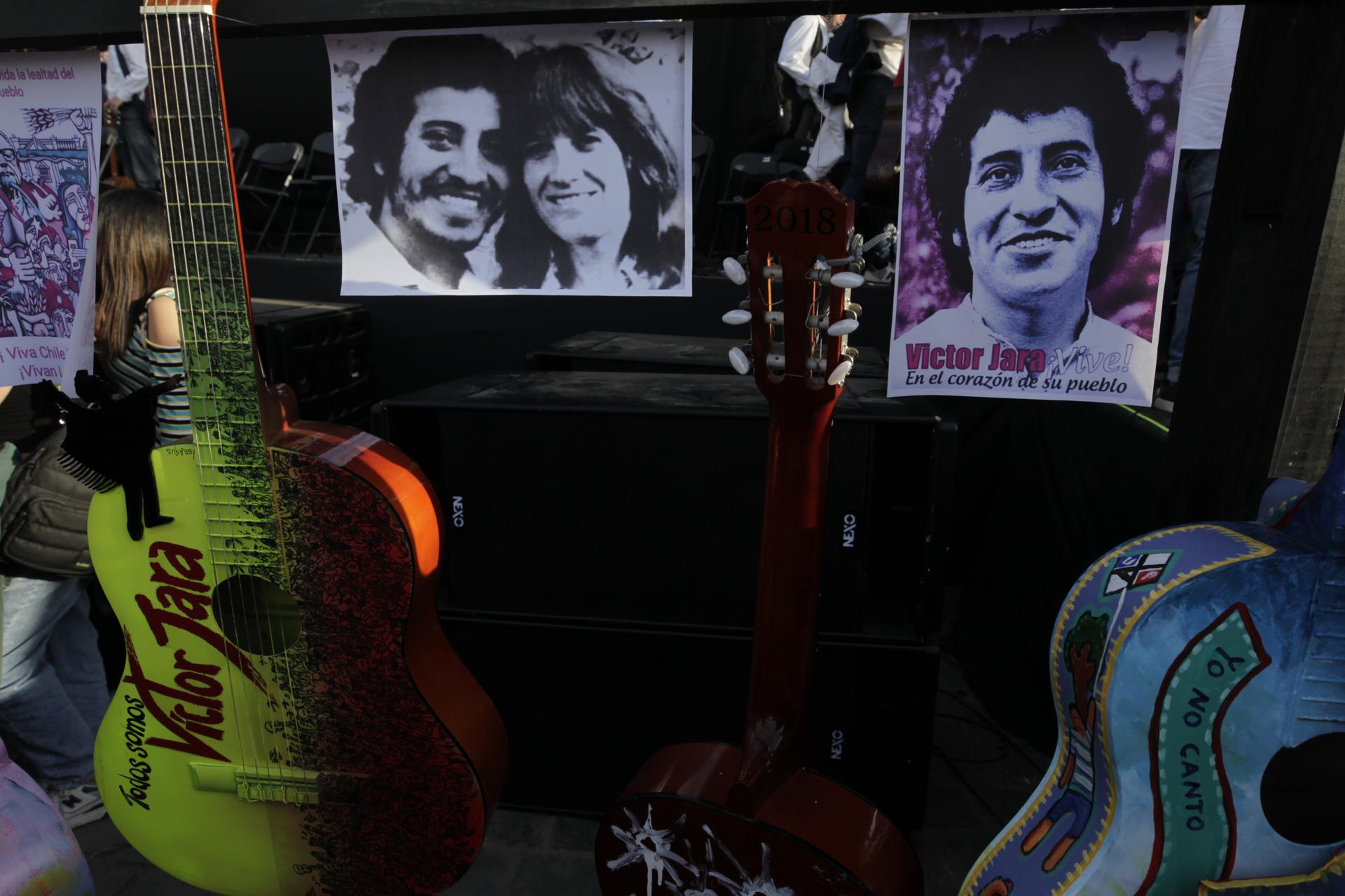 Fotografía de archivo, tomada en septiembre de 2023, en la que se registró un grupo de guitarras decoradas junto imágenes de Víctor Jara, durante un acto en honor al legendario e inmolado cantautor chileno, en Santiago de Chile. EFE/Javier Martín Rodríguez
