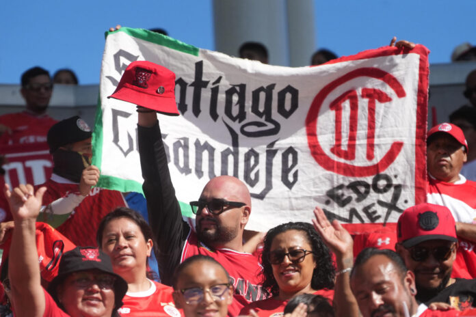 AME2919. LOS ÁNGELES (ESTADOS UNIDOS), 25/07/2026.- Aficionados de Toluca animan este sábado, previo al partido de la final de Campeón de Campeones entre Toluca y Cruz Azul en el Dignity Health Sports Park en Los Ángeles (Estados Unidos). EFE/ Omar Alonso
