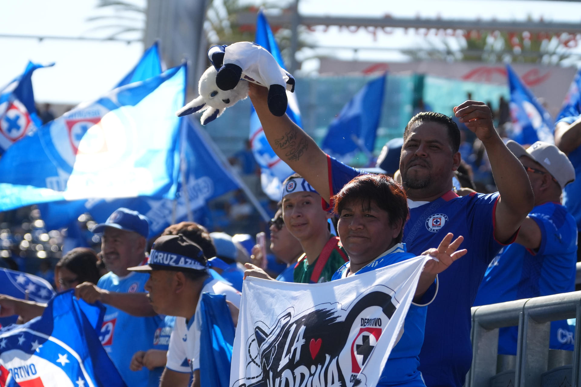 AME2919. LOS ÁNGELES (ESTADOS UNIDOS), 25/07/2026.- Aficionados de Cruz Azul animan este sábado, previo al partido de la final de Campeón de Campeones entre Toluca y Cruz Azul en el Dignity Health Sports Park en Los Ángeles (Estados Unidos). EFE/ Omar Alonso
