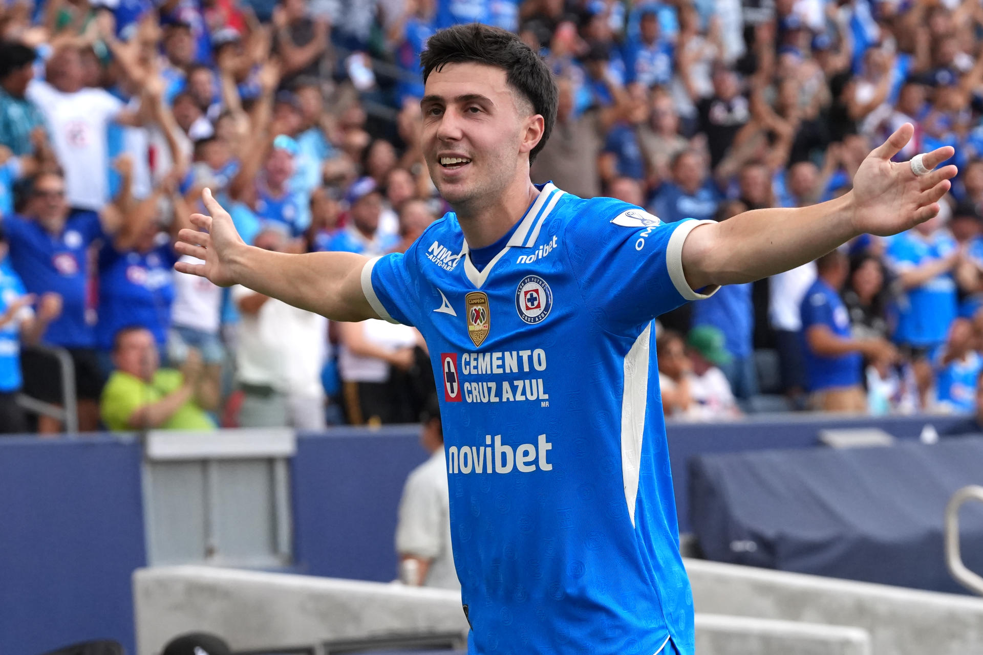 José Paradela, de Cruz Azul, celebra un gol en el partido de la final de Campeón de Campeones entre Toluca y Cruz Azul en el Dignity Health Sports Park en Los Ángeles (Estados Unidos). EFE/ Omar Alonso

