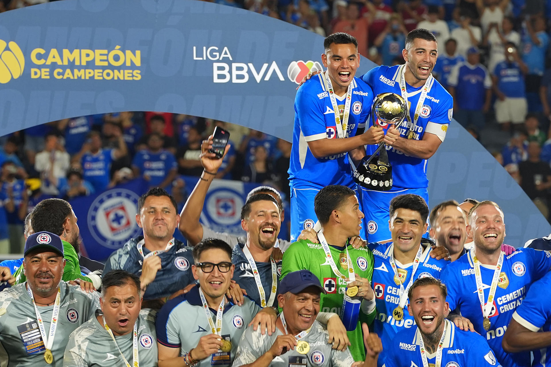 Jugadores de Cruz Azul celebran el título de Campeón de Campeones tras ganar el partido frente a Toluca en el Dignity Health Sports Park en Los Ángeles (Estados Unidos). EFE/ Omar Alonso
