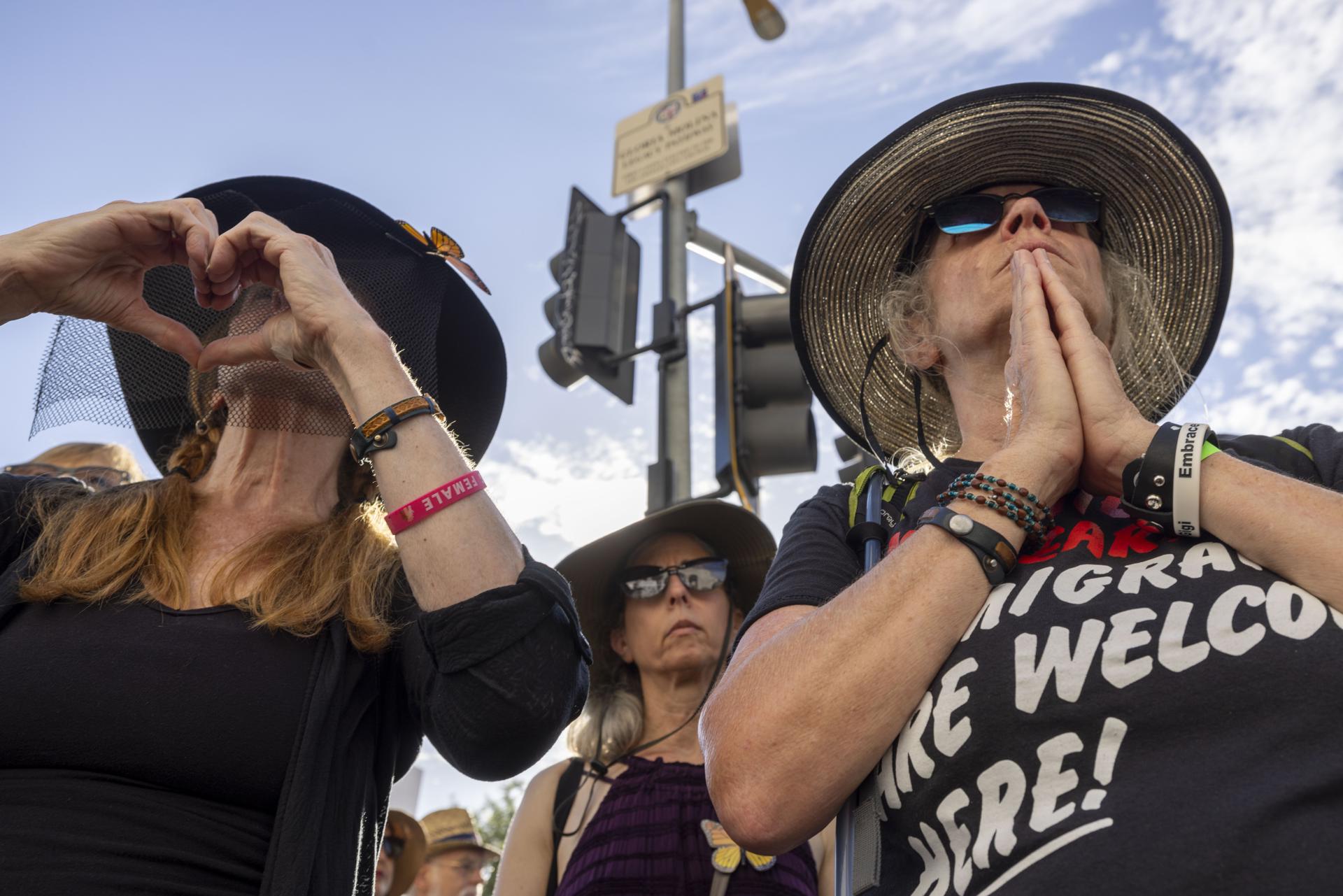 Defensores de los derechos de los inmigrantes y miembros de la comunidad fueron captados este 25 de julio al orar en honor a los fallecidos bajo custodia de ICE, al final de una procesión fúnebre y vigilia desde el Ayuntamiento de Los Ángeles hasta Olvera Street, como parte de la jornada nacional 'Justicia para Lorenzo. Justicia para Johan. Justicia para Todos. Abolir ICE Día de Acción', en el centro de Los Ángeles (CA, EE.UU.). EFE/Jill Connelly
