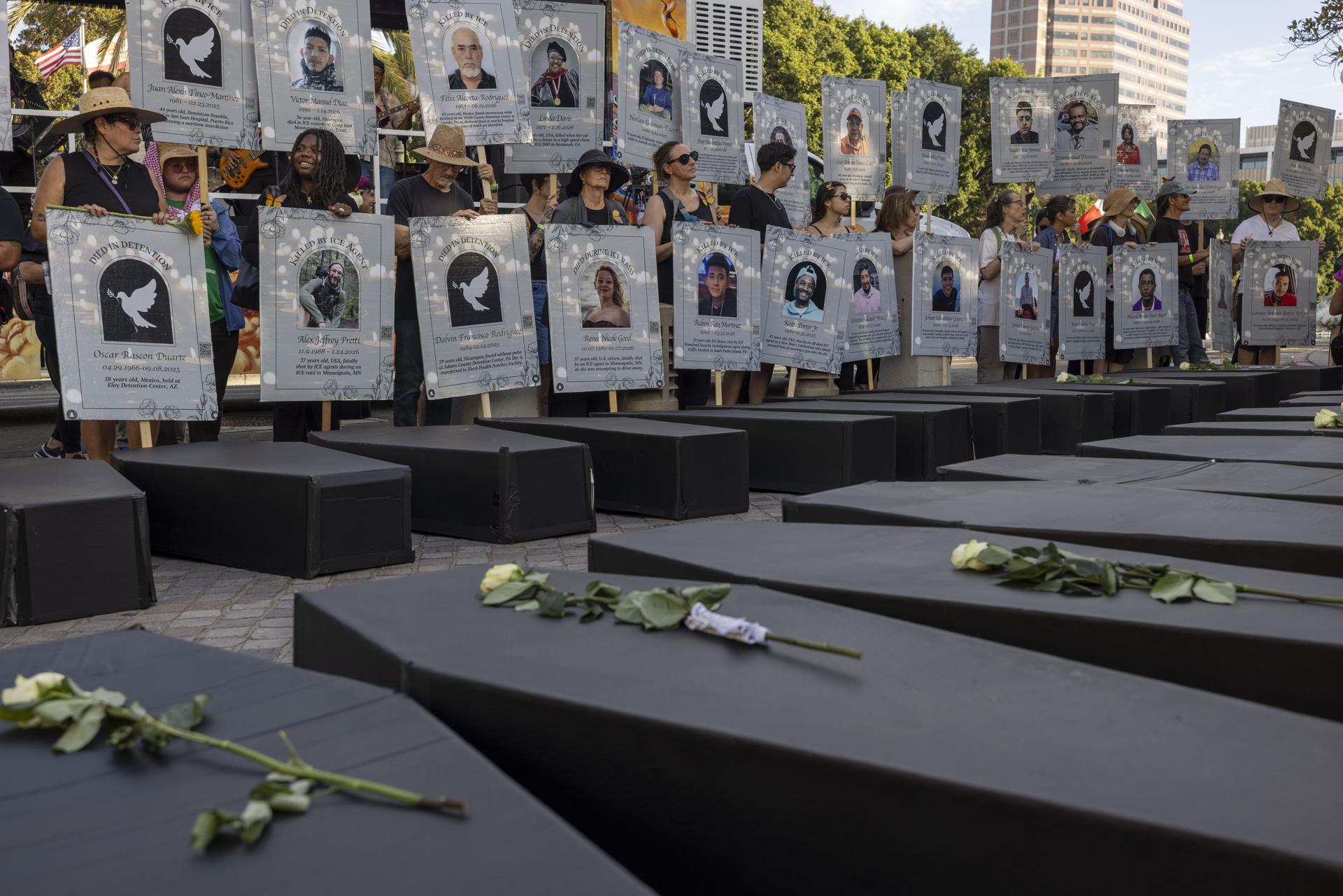 Defensores de los derechos de los inmigrantes y miembros de la comunidad fueron captados este 25 de julio al portar pancartas en honor a los fallecidos bajo custodia de ICE, al final de una procesión fúnebre y vigilia desde el Ayuntamiento de Los Ángeles hasta Olvera Street, como parte de la jornada nacional 'Justicia para Lorenzo. Justicia para Johan. Justicia para Todos. Abolir ICE Día de Acción', en el centro de Los Ángeles (CA, EE.UU.). EFE/Jill Connelly
