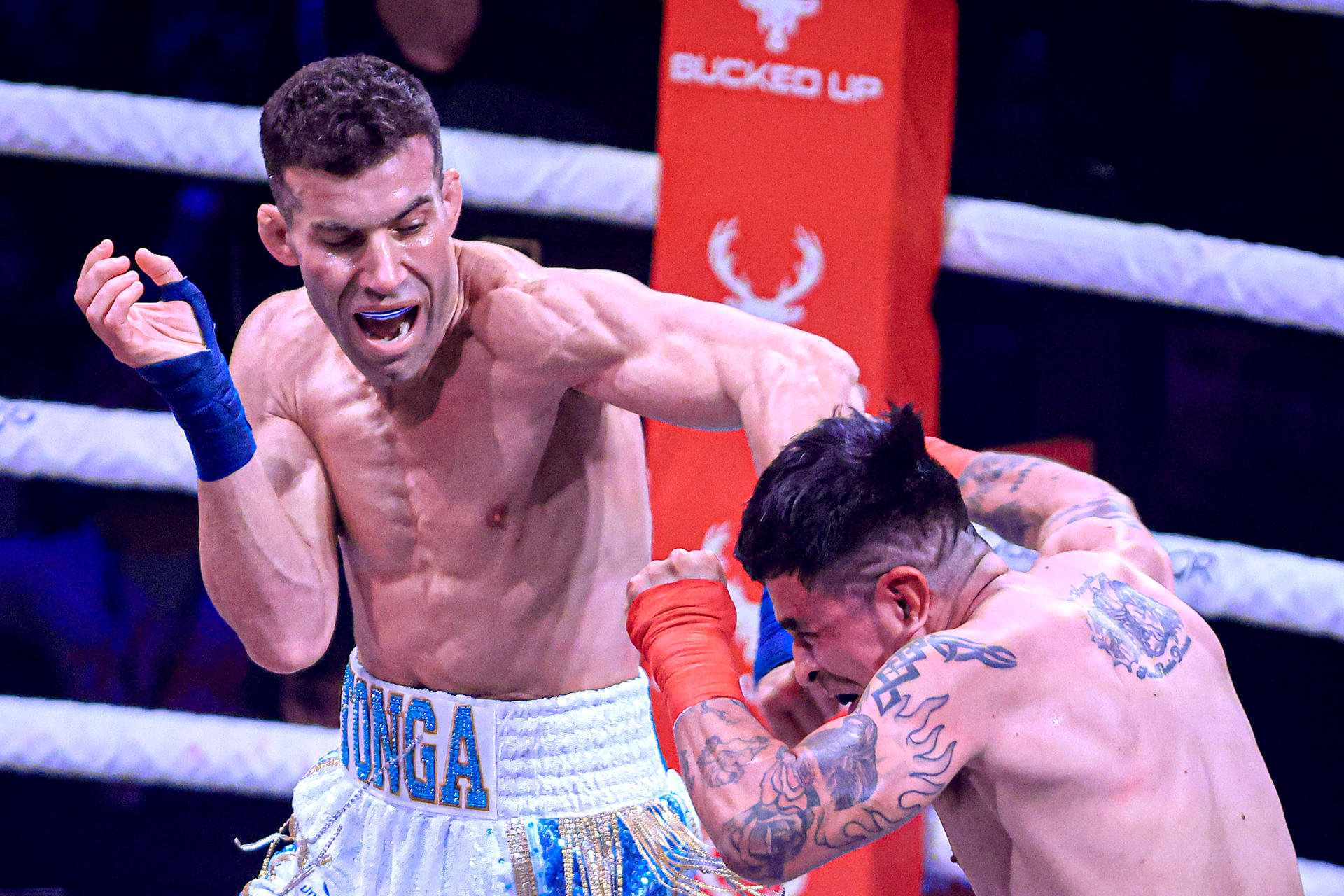 El uruguayo Gastón 'Tonga' Reyno (i) pelea con el estadounidense Josh Krejci en Montevideo (Uruguay). EFE/ Gastón Britos
