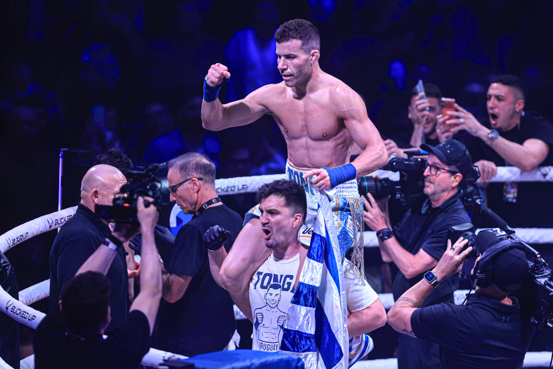 El uruguayo Gastón 'Tonga' Reyno (c-arriba) celebra tras ganarle al estadounidense Josh Krejci en Montevideo (Uruguay). EFE/ Gastón Britos
