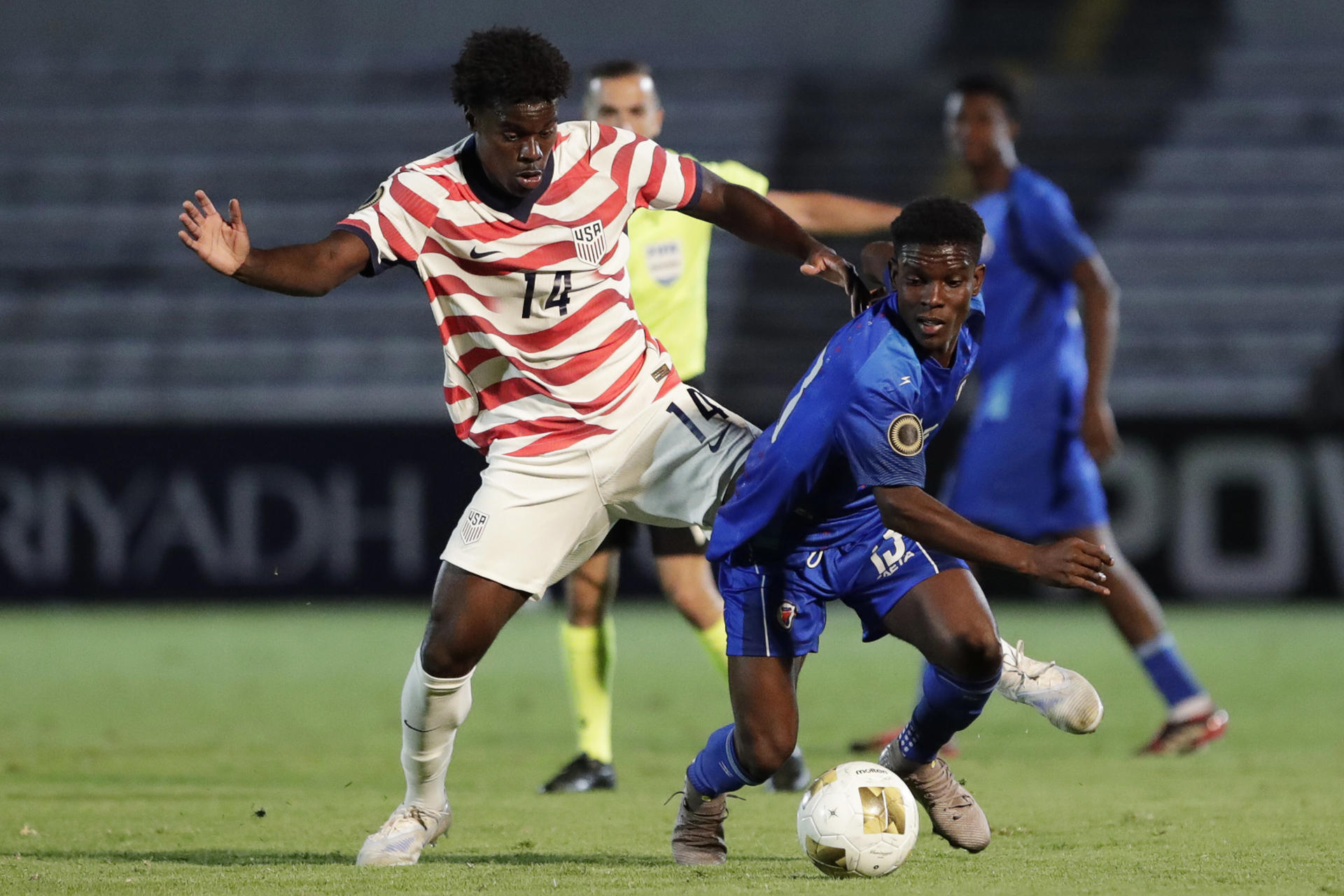 Javaun Mussenden (i), de Estados Unidos,disputa un balón con John Peter Charles, de Haití, durante un partido del Campeonato Sub-20 de la Concacaf entre Estados Unidos y Haití en el estadio Universitario en Puebla (México). EFE/ Hilda Ríos