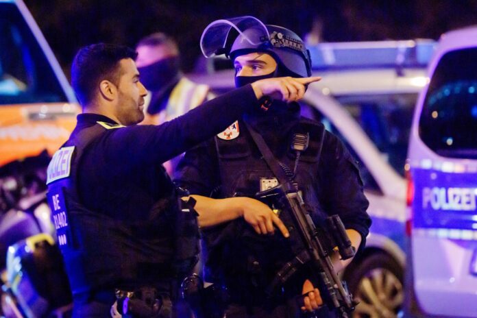 Las autoridades de Berlín buscan a un hombre, un varón de 21 años identificado como Abdul B. y del que la Policía dijo que está 