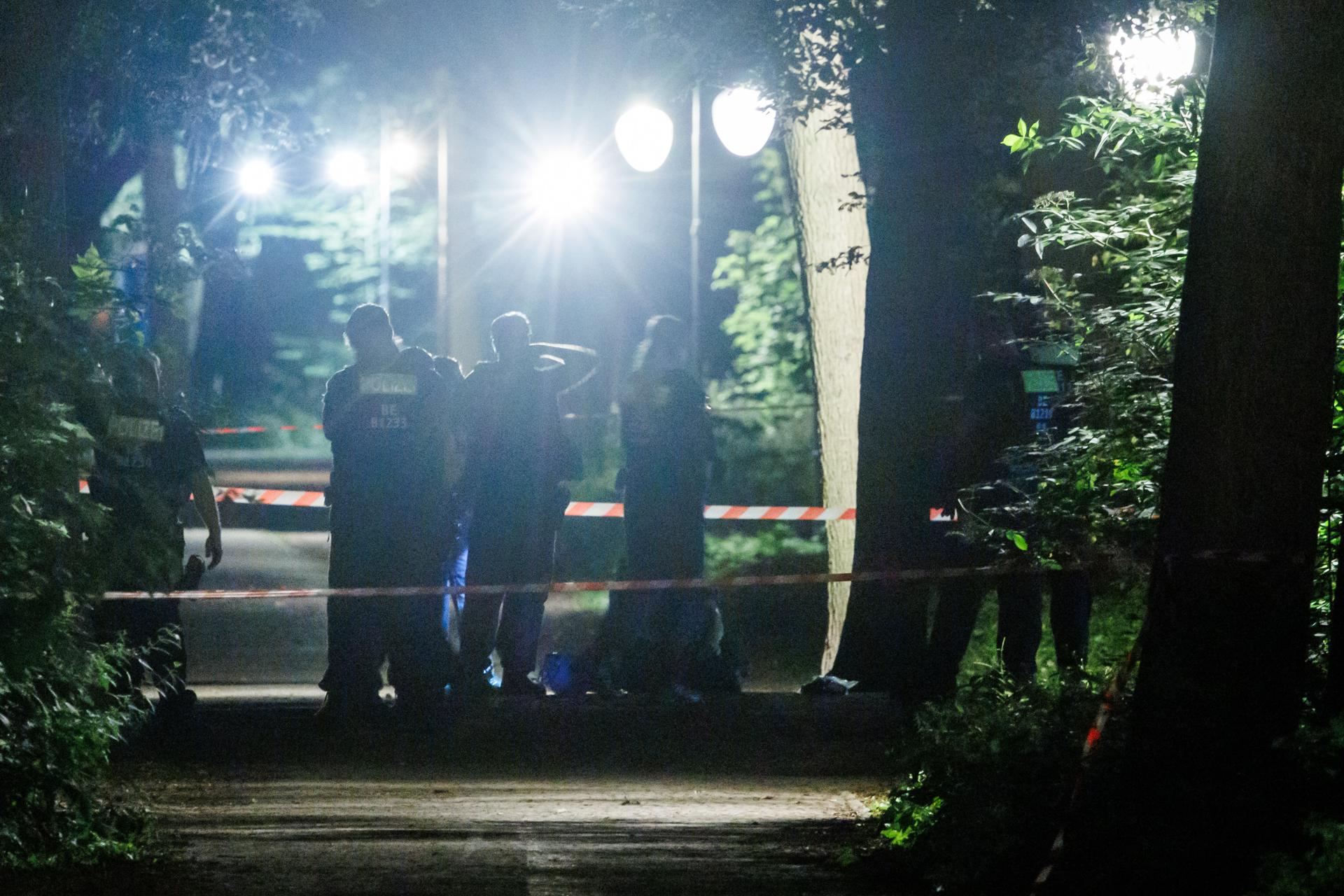 Las autoridades de Berlín buscan a un hombre, un varón de 21 años identificado como Abdul B. y del que la Policía dijo que está "adscrito al espectro islamista", en relación con el atropello múltiple en el Día del Orgullo LGBTI que dejó un saldo de un muerto y 16 personas heridas.
 EFE/EPA/CLEMENS BILAN
