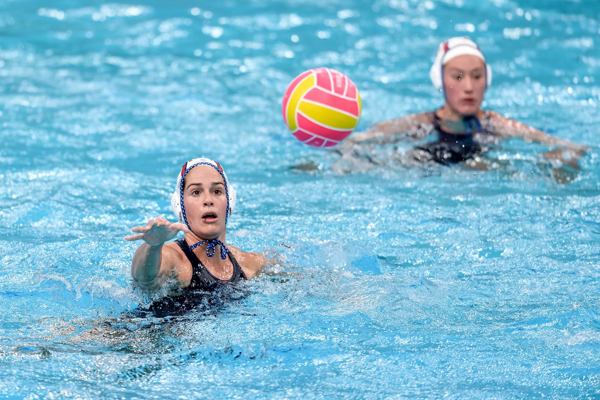 Rachel Fattal de Estados Unidos lanza el balón durante el partido de la final de la Copa del Mundo de Waterpolo Femenino por la medalla de oro entre Estados Unidos y España en el Sydney Olympic Park Aquatic Centre, Australia. EFE/EPA/STEVEN MARKHAM SOLO PARA USO EDITORIAL FUERA DE AUSTRALIA Y NUEVA ZELANDA