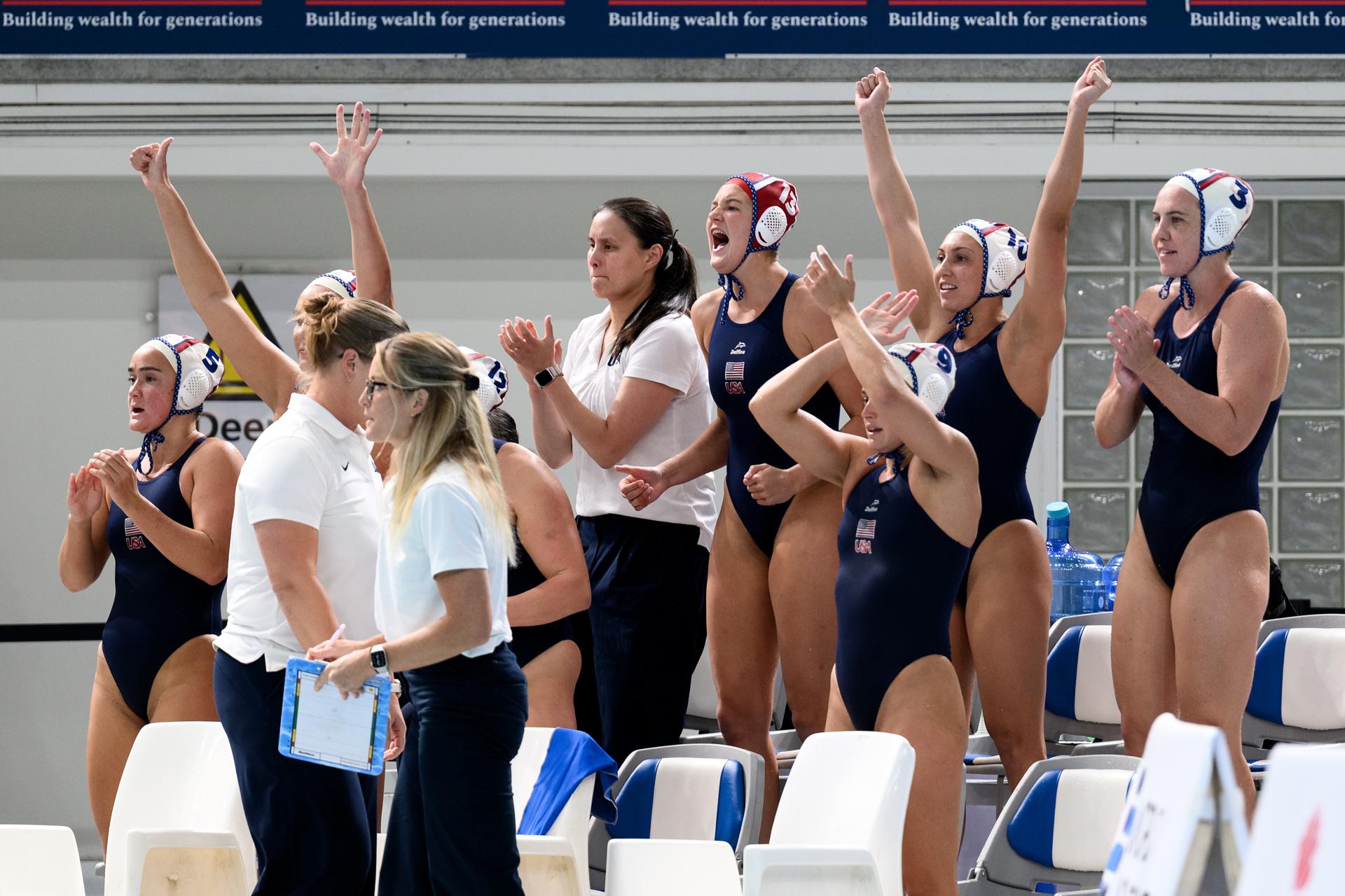 Estados Unidos celebra un gol durante la Final de la Copa del Mundo de waterpolo femenino por la medalla de oro entre Estados Unidos y España en el Sydney Olympic Park Aquatic Centre, Australia. EFE/EPA/STEVEN MARKHAM SOLO PARA USO EDITORIAL FUERA DE AUSTRALIA Y NUEVA ZELANDA