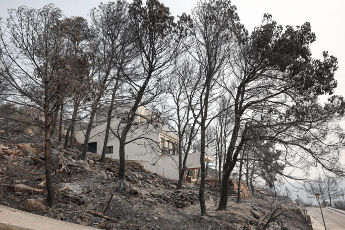 Vista de una casa quemada en la zona residencial Santa Bárbara del municipio español de La Vilavella, Castellón, por un incendio forestal que ha obligado a evacuar a más de 16.000 personas. EFE/ Manuel Bruque
