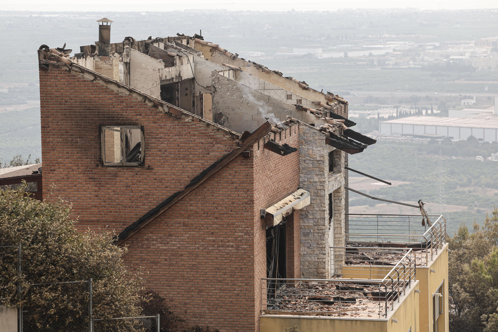 Vista de una casa quemada en la zona residencial Santa Bárbara, en la localidad de La Vilavella, Castellón, que ha obligado a evacuar a más de 16.000 personas. EFE/ Manuel Bruque
