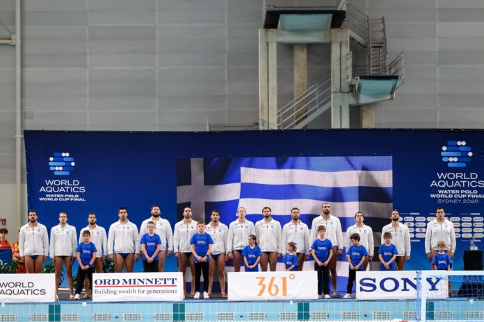 Los jugadores de Grecia cantan el himno nacional antes de la Final de la Copa Mundial de Waterpolo Masculino entre Hungría y Grecia en el Sydney Olympic Park Aquatic Centre, Australia. EFE/EPA/STEVEN MARKHAM SOLO PARA USO EDITORIAL FUERA DE AUSTRALIA Y NUEVA ZELANDA
