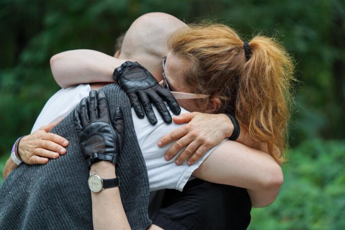 Agentes de policía trabajan junto al vehículo blanco siniestrado en la zona de Tiergarten, cerca del lugar donde varias personas resultaron heridas en los alrededores del desfile del Christopher Street Day (CSD) en Berlín, Alemania, el 26 de julio de 2026. Una persona falleció y otras 16 resultaron heridas en las inmediaciones del evento del Christopher Street Day en Berlín después de que un vehículo arrollara a una multitud el 25 de julio de 2026, lo que llevó a los organizadores a cancelar el evento. (Alemania
EFE/EPA/FADI YOUSEF
