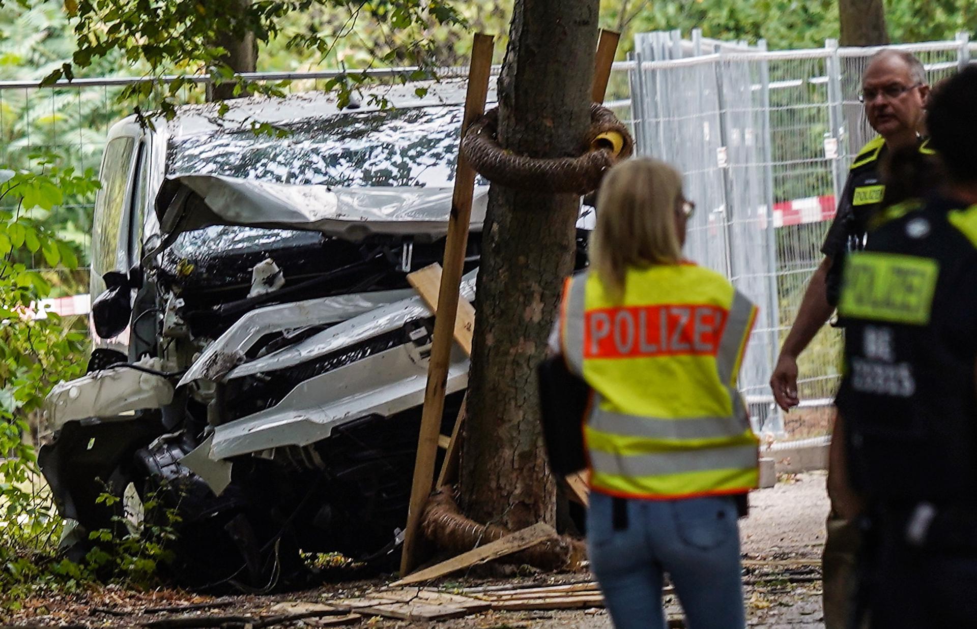 Agentes de policía trabajan junto al vehículo blanco siniestrado en la zona de Tiergarten, cerca del lugar donde varias personas resultaron heridas en los alrededores del desfile del Christopher Street Day (CSD) en Berlín, Alemania, el 26 de julio de 2026. Una persona falleció y otras 16 resultaron heridas en las inmediaciones del evento del Christopher Street Day en Berlín después de que un vehículo arrollara a una multitud el 25 de julio de 2026, lo que llevó a los organizadores a cancelar el evento. (Alemania)
EFE/EPA/FADI YOUSEF
