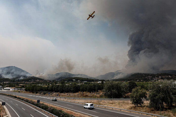 Un hidroavión durante las labores de extinción del incendio declarado en Betxi, Castellón (España), que ha obligado a evacuar a más de 16.000 personas. EFE/ Manuel Bruque
