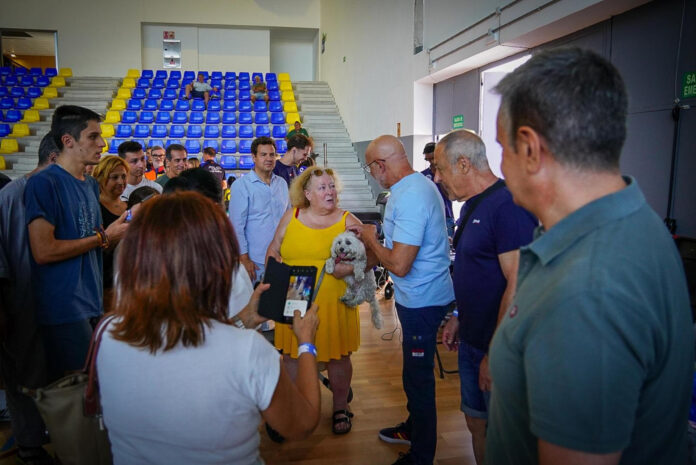 El seleccionador español de fútbol, el riojano Luis de la Fuente, visitó a los afectados por los incendios en el Polideportivo La Marazuela en Las Rozas (Madrid) para dar ánimo a los vecinos evacuados porque, ha dicho, 