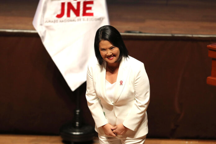 Fotografía de archivo de la presidenta electa de Perú, Keiko Fujimori (c). EFE/Paolo Aguilar
