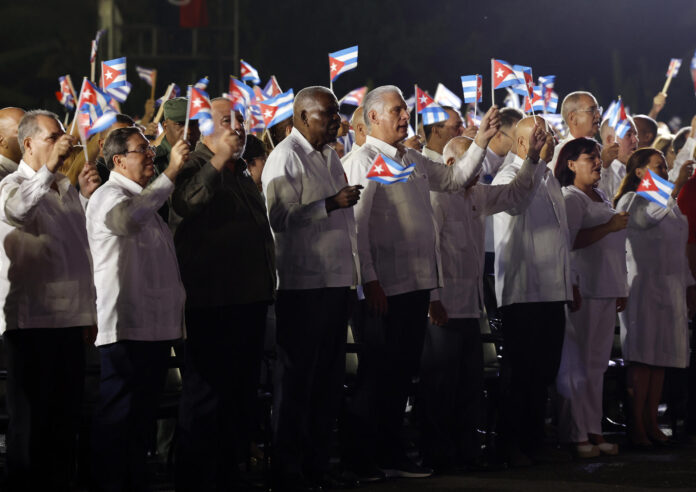 El presidente de Cuba, Miguel Diaz-Canel (c-adelante), reacciona en el acto político del 73 aniversario del frustrado asalto al Cuartel Moncada este domingo, en Pinar del Río (Cuba). Díaz-Canel, comparó al Gobierno de EE.UU. con los nazis y lo acusó de aplicar una 