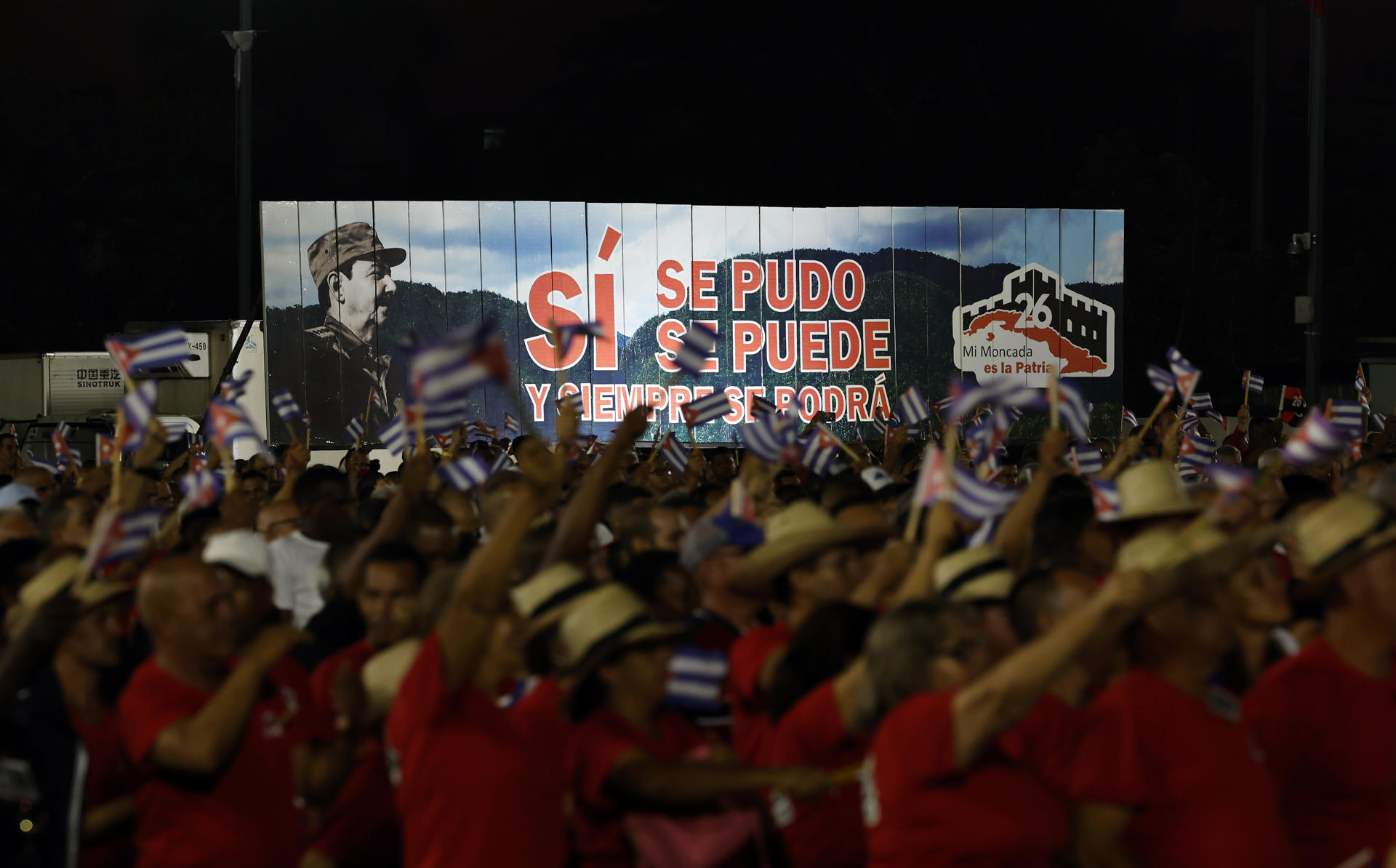 Personas reaccionan en el acto político del 73 aniversario del frustrado asalto al Cuartel Moncada este domingo, en Pinar del Río (Cuba). El presidente de Cuba, Miguel Díaz-Canel, comparó al Gobierno de EE.UU. con los nazis y lo acusó de aplicar una "política genocida" contra la isla que busca "apropiarse de todo el país". EFE/ Ernesto Mastrascusa
