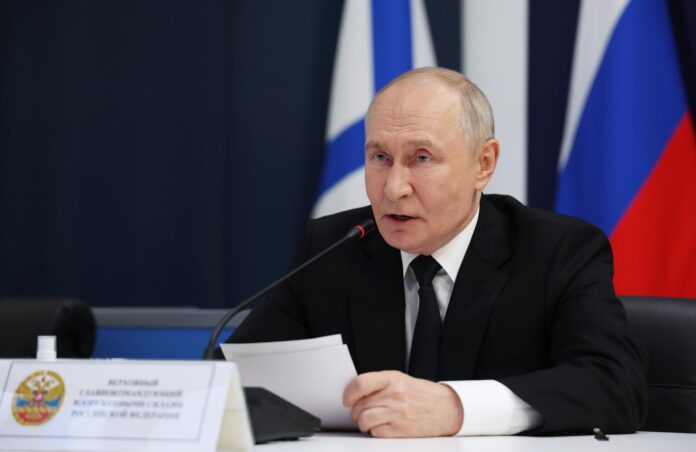 El presidente ruso, Vladímir Putin, asiste a una reunión con comandantes militares en el Día de la Marina en el cuartel general del Almirantazgo en San Petersburgo, Rusia, el 26 de julio de 2026. EFE/EPA/VYACHESLAV PROKOFYEV/SPUTNIK/ KREMLIN

