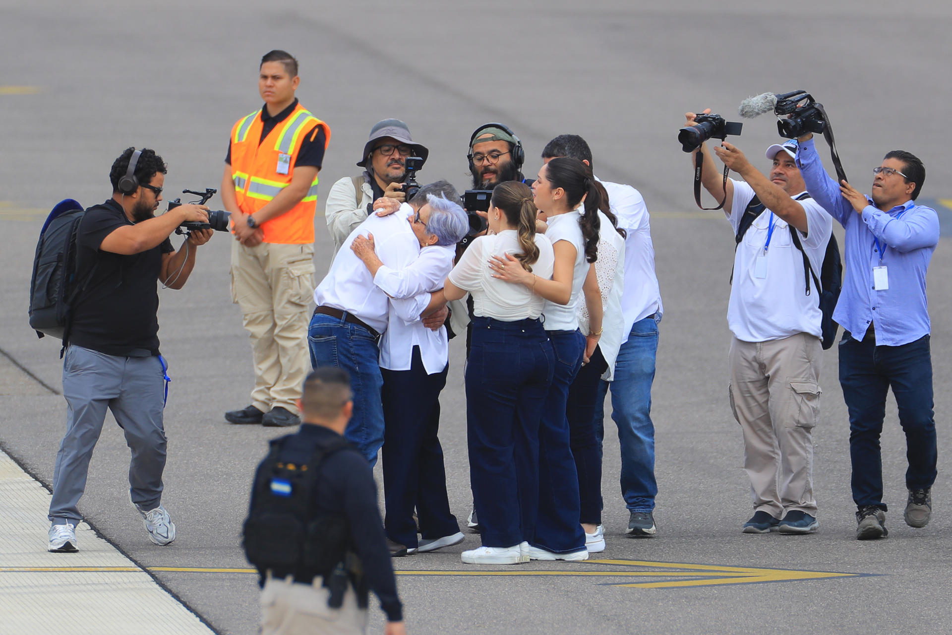 El expresidente hondureño Juan Orlando Hernández (3-i atrás) (2014-2022) es recibido por sus familiares este domingo, a su llegada al Aeropuerto Internacional de Palmerola en Comayagua (Honduras). EFE/ Gustavo Amador
