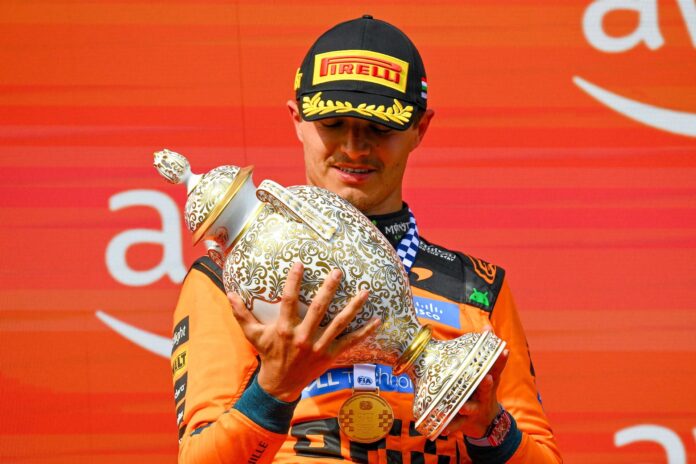 Mogyorod (Hungría), 26/07/2026.- El inglés Lando Norris (McLaren), último campeón del mundo, que repitió su victoria del año pasado al ganar este domingo el Gran Premio de Hungría, el undécimo del Mundial de Fórmula Uno, que se disputó en el Hungaroring, el circuito de las afueras de Budapest. EFE/EPA/Zsolt Czegledi
