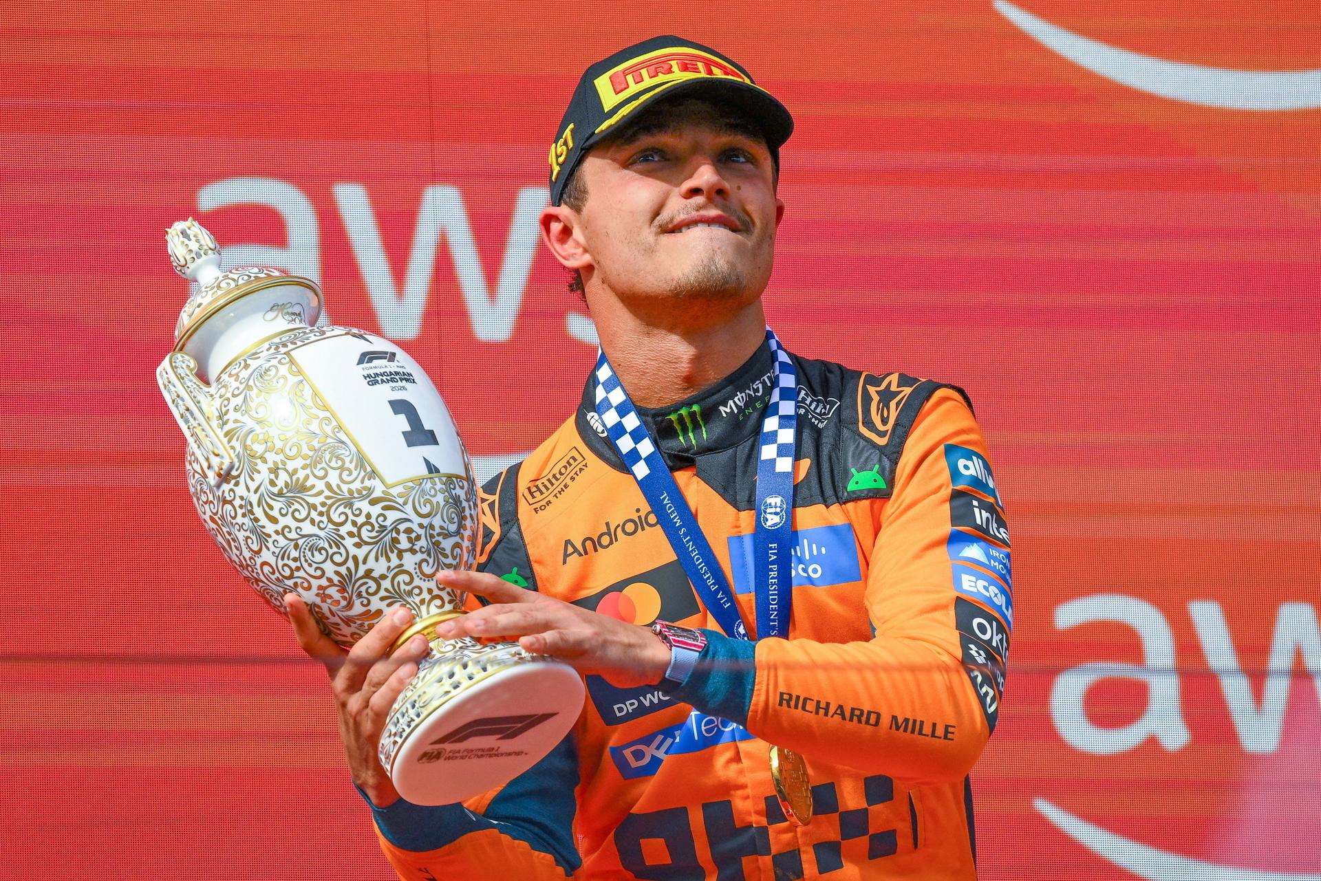 Mogyorod (Hungría), 26/07/2026.- El inglés Lando Norris (McLaren), último campeón del mundo, que repitió su victoria del año pasado al ganar este domingo el Gran Premio de Hungría, el undécimo del Mundial de Fórmula Uno, que se disputó en el Hungaroring, el circuito de las afueras de Budapest. EFE/EPA/Zsolt Czegledi