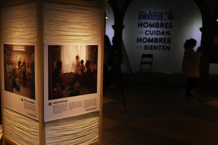 Personas recorren la muestra fotográfica del concurso 'Hombres que cuidan, hombres que sienten' este martes, en el Museo Nacional de Etnografía y Folclore (Musef) en La Paz (Bolivia). EFE/Luis Gandarillas
