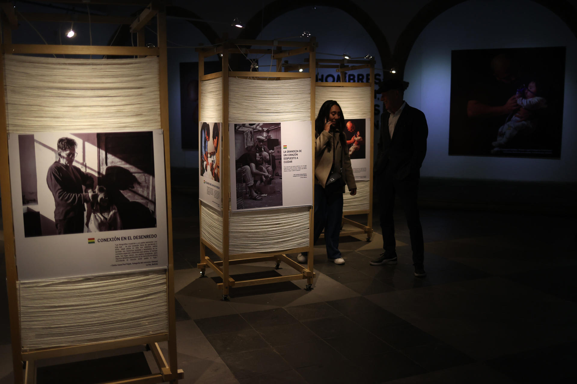 Personas recorren la muestra fotográfica del concurso 'Hombres que cuidan, hombres que sienten' este martes, en el Museo Nacional de Etnografía y Folclore (Musef) en La Paz (Bolivia). EFE/Luis Gandarillas