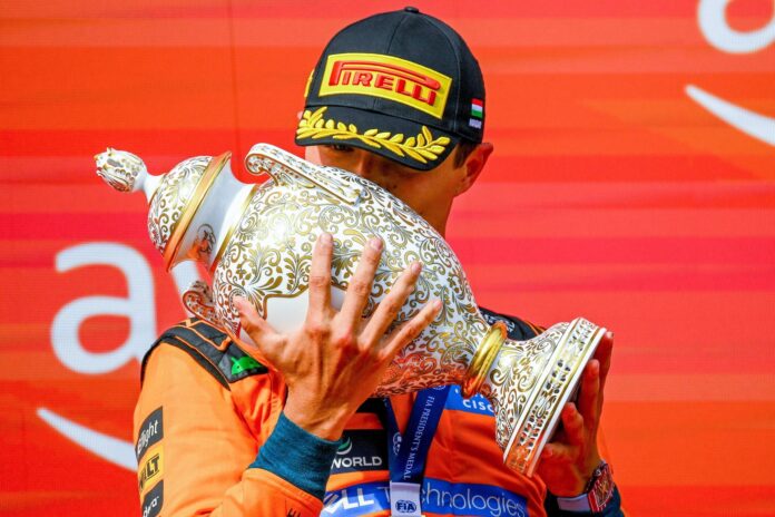 Mogyorod (Hungría), 26/07/2026.- El inglés Lando Norris (McLaren), último campeón del mundo, que repitió su victoria del año pasado al ganar este domingo el Gran Premio de Hungría, el undécimo del Mundial de Fórmula Uno, festeja la misma en el podio del Hungaroring, el circuito de las afueras de Budapest . EFE/EPA/Zsolt Czegledi
