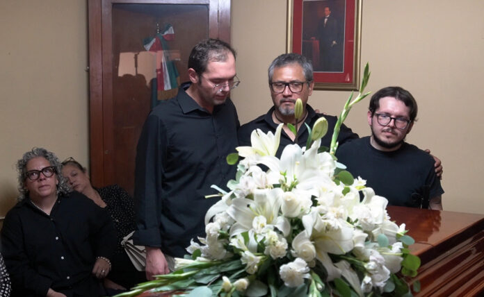Fotografía del 23 de julio de 2026, que muestra a personas asistiendo al funeral del periodista mexicano asesinado Francisco Alejandro Leyva Aguilar, en la ciudad de Oaxaca (México). EFE/Jesús Méndez
