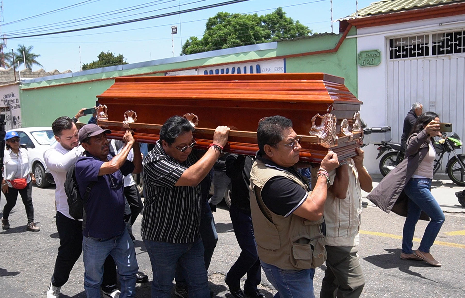 Fotografía del 23 de julio de 2026, que muestra a personas cargando el ferétro del periodista mexicano asesinado Francisco Alejandro Leyva Aguilar, en la ciudad de Oaxaca (México). EFE/Jesús Méndez
