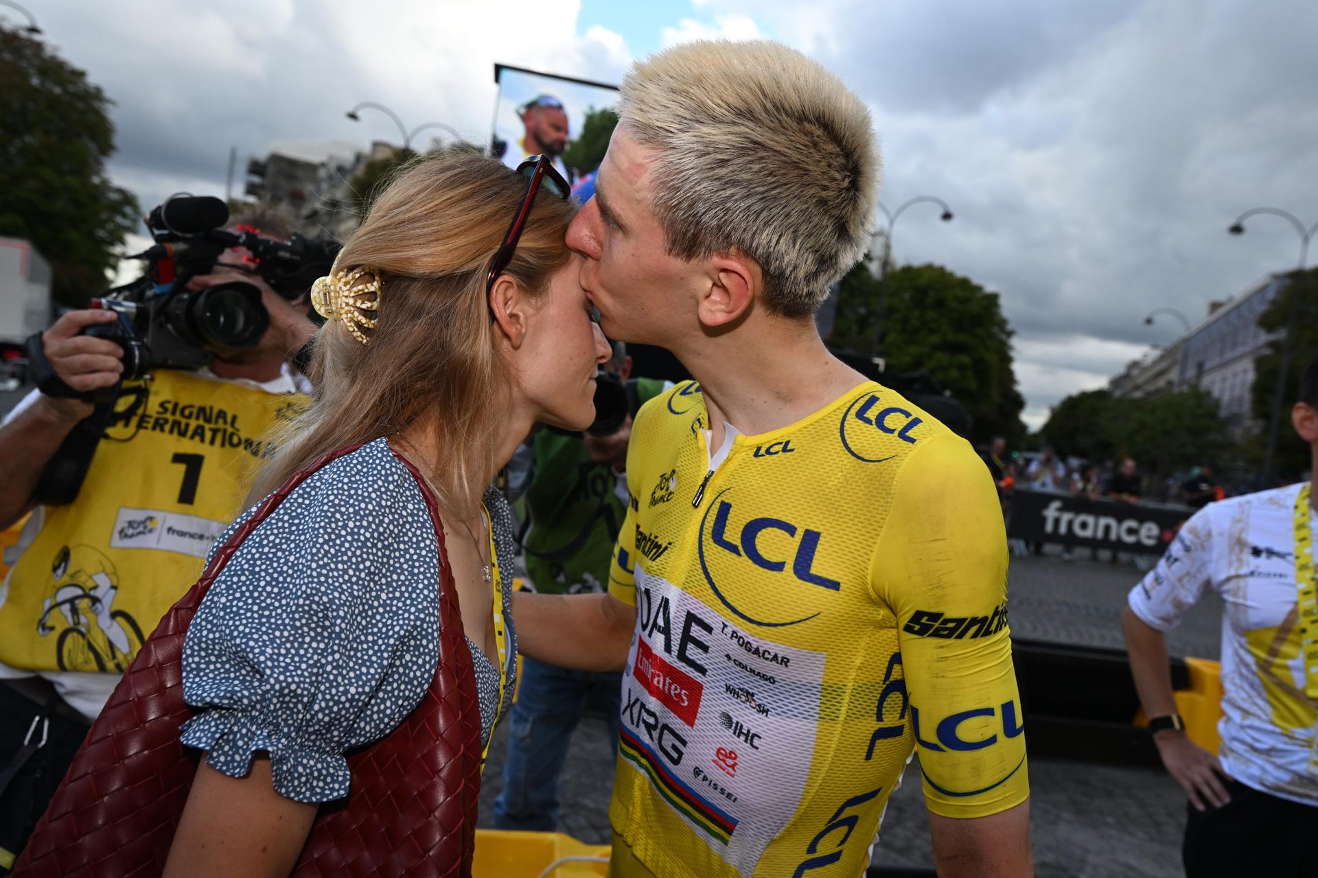 El esloveno Tadej Pogacar, que se alzó con su quinto Tour de Francia, no desveló si estará en la próxima Vuelta a España, la única grande que falta en su palmarés. EFE/EPA/DARIO BELINGHERI / POOL

