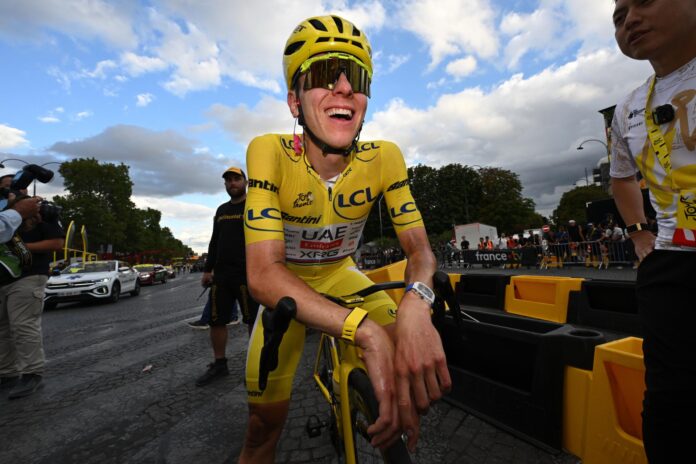 El esloveno Tadej Pogacar, que se alzó con su quinto Tour de Francia, no desveló si estará en la próxima Vuelta a España, la única grande que falta en su palmarés. EFE/EPA/DARIO BELINGHERI / POOL
